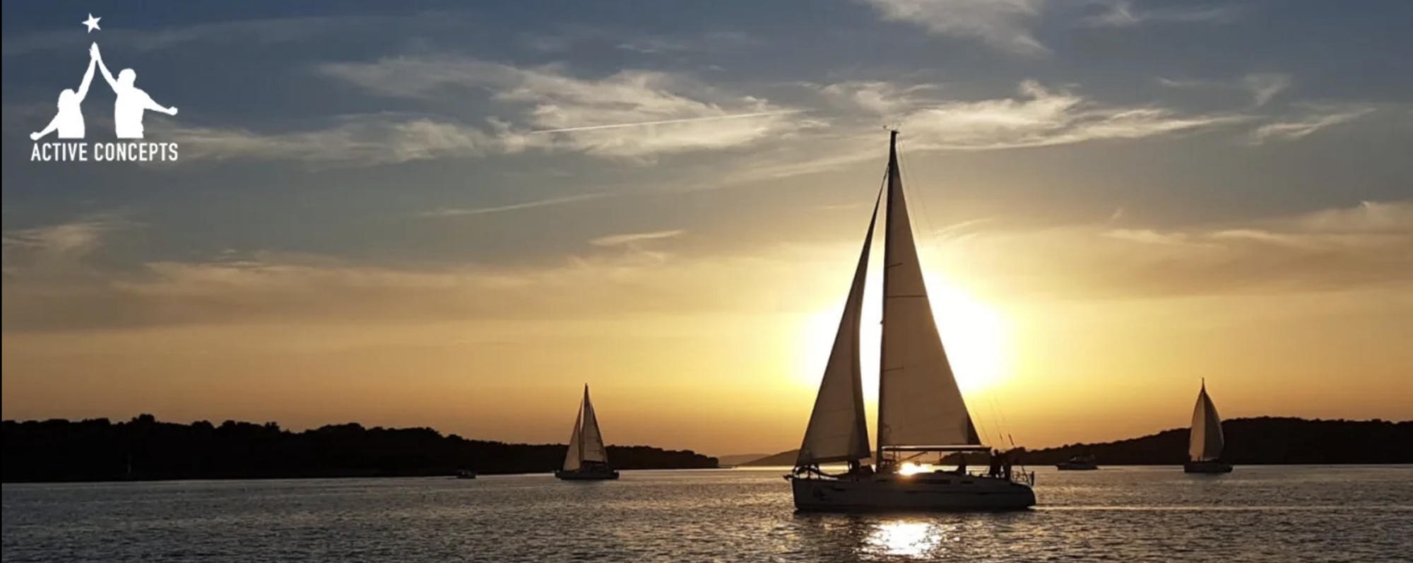 Segelyacht im Sonnenuntergang