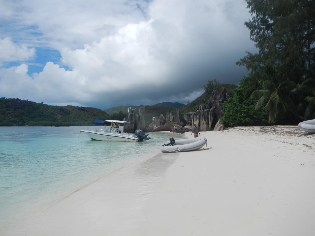 Mit dem Dinghi am Sandstrand
